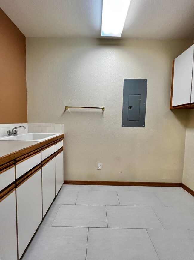 Foto del edificio - Stunning 4-Bedroom, 4-Bathroom Home in Sou...