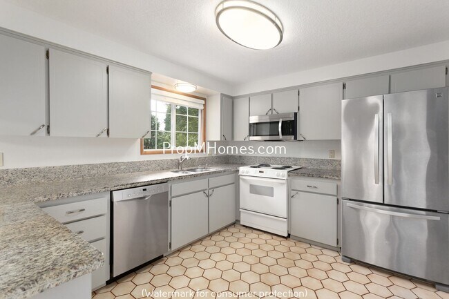 Foto del edificio - Spacious Four Bedroom Split-Level Home In Milwaukie!