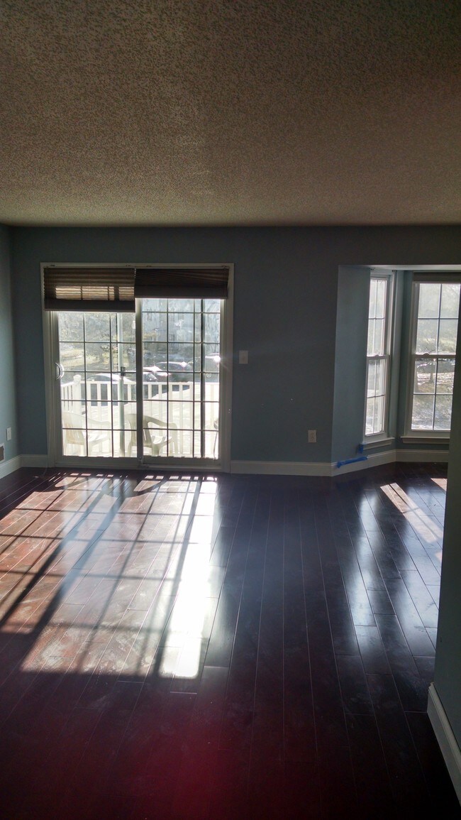 Building Photo - 304 Strull Ct