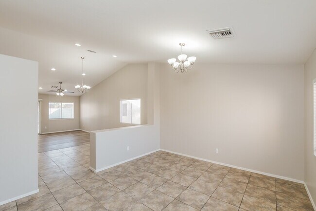 Foto del edificio - 16274 W Lupine Ave