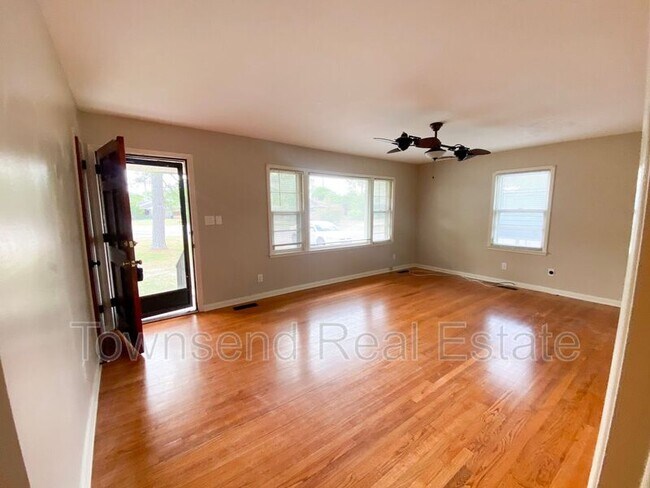 Building Photo - 4056 Welmont Dr