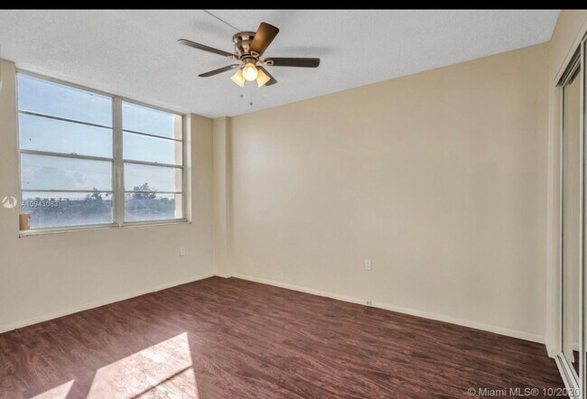 Foto del edificio - 15600 NW 7th Ave