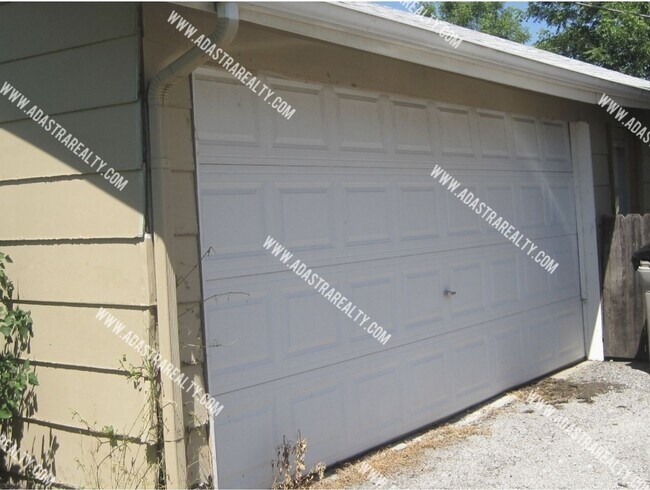 Building Photo - Adorable 2 Bedroom House in Lawrence-Available in JULY!!