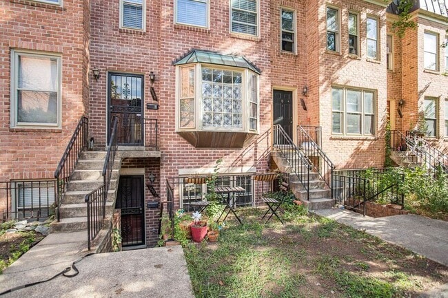 Building Photo - 1655 Park Rd NW