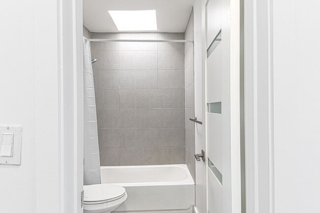 Building Photo - 5005 August St