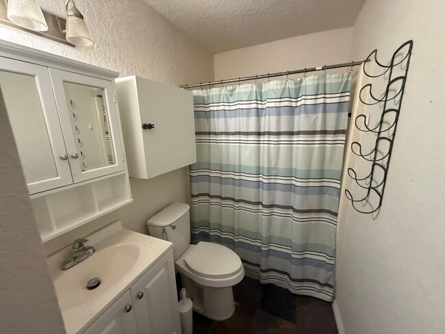 Foto del edificio - 3 bed 2 bath in Edmond Schools, trendy exterior, hard surface flooring and a fenced yard!  Call u...