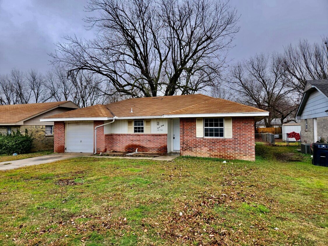 Primary Photo - 830 Crestview Ave