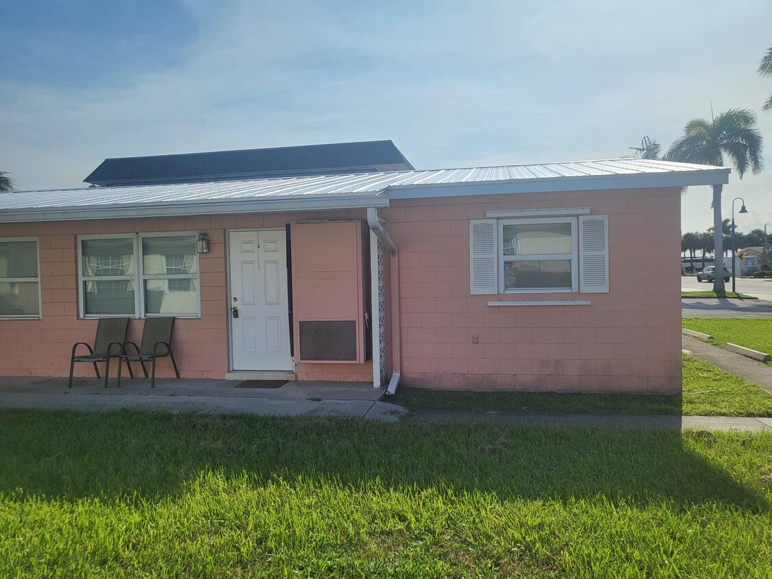 Building Photo - 1169 Seaway Dr