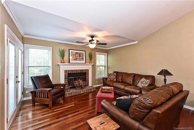 Foto del edificio - 3300 Selwyn Farms Ln