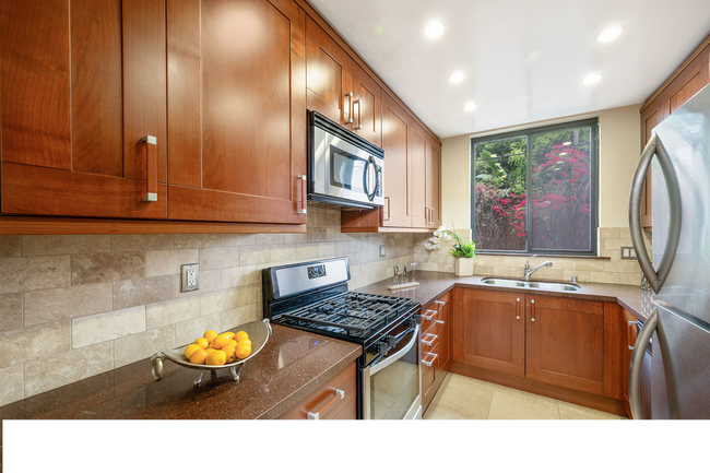 Building Photo - 1132 S Doheny Dr