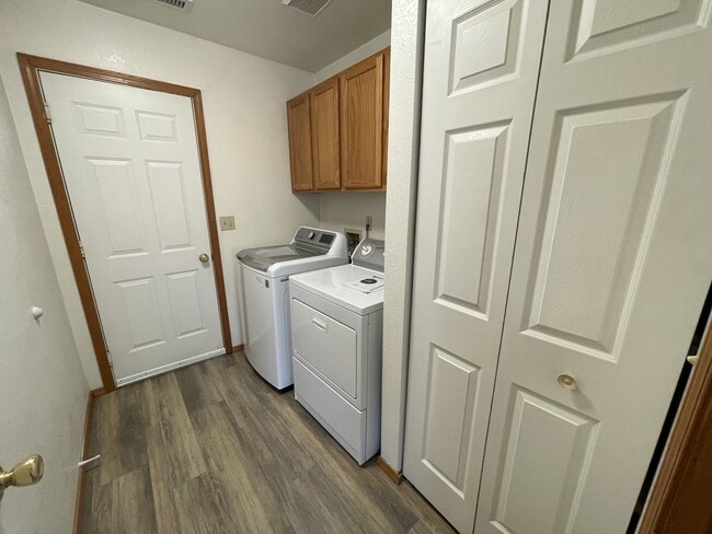 Building Photo - 3671 S Cheryl Dr