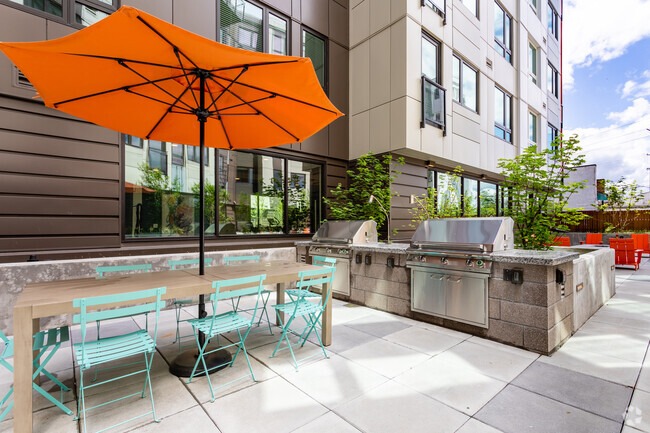 Courtyard - Green Leaf Sandy Lofts