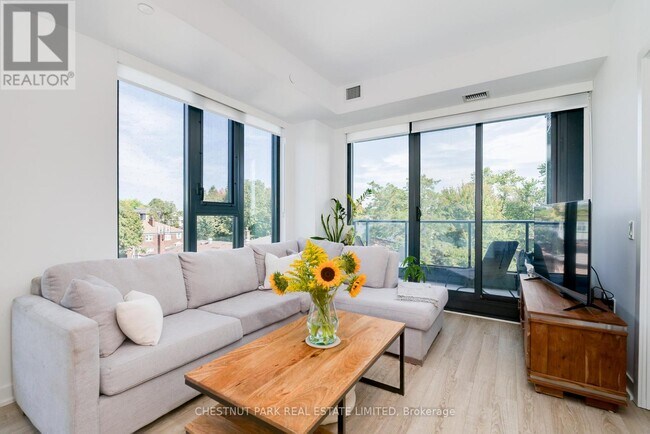 Photo du bâtiment - 250 Lawrence Ave W