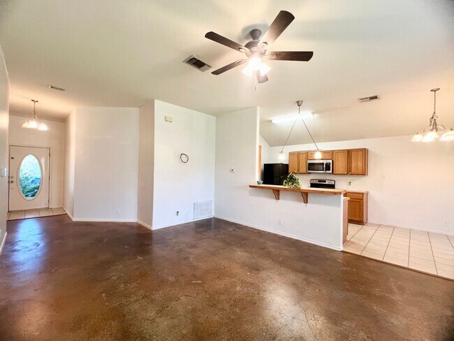 Foto del edificio - 3 bedroom, 2 bath home for lease on corner...