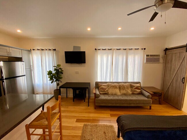 Foto del edificio - 823 N Gower St