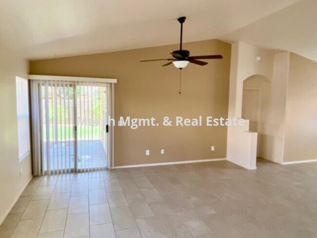 Foto del edificio - Wonderful 4 bedroom home newly updated in ...