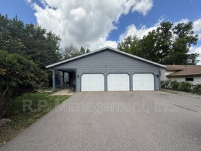 Building Photo - 555 Lake Cove Ct