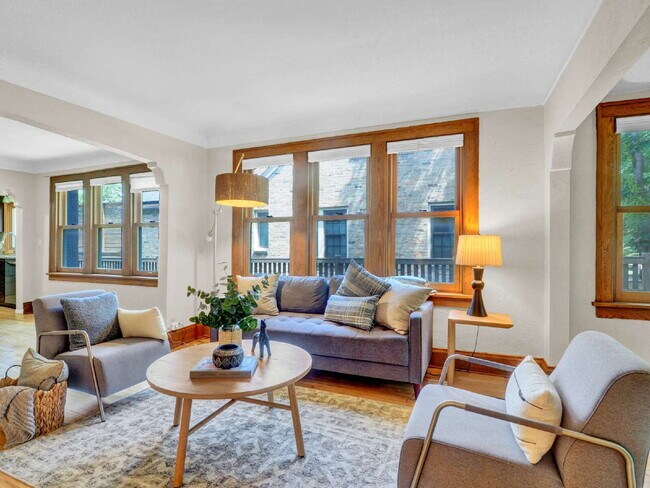 Building Photo - Spacious 5 bedroom home on Minnehaha Parkw...