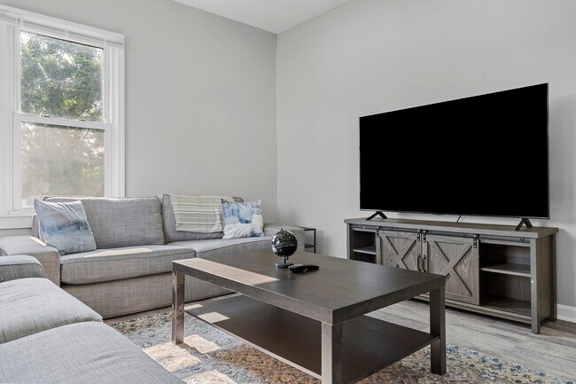 Photo - 101 Flora St House