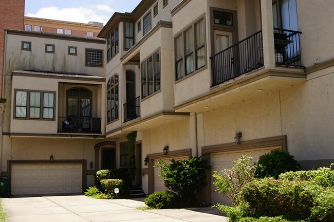 Building Photo - 2318 Camden Dr
