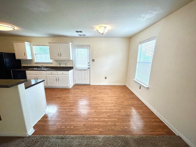 Foto del edificio - Bright & Beautiful Two-Story Home With NEW CARPET and Fenced Backyard!