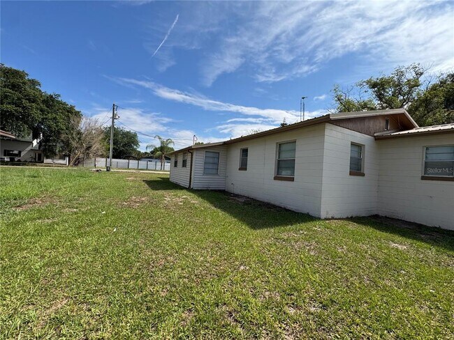 Foto del edificio - 307 N Lake Reedy Blvd