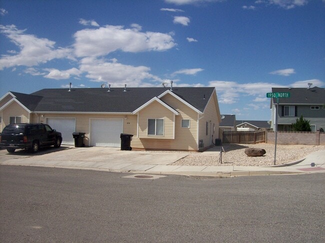 Building Photo - 3 Bedroom, 2 Bathroom Twin Home in Cedar W...