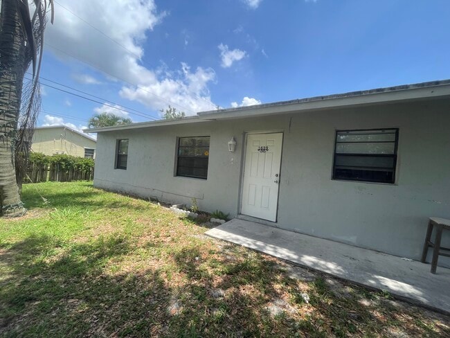 Building Photo - 1639 Barbarie Ln