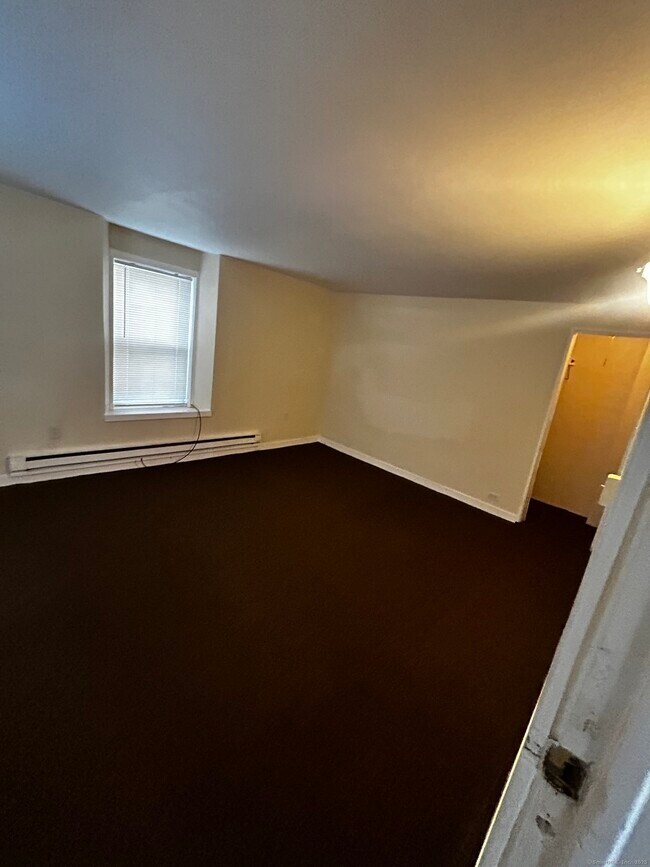 Foto del edificio - 20 Lounsbury Ave