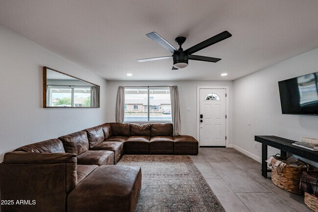 Foto del edificio - 3520 E Ludlow Dr