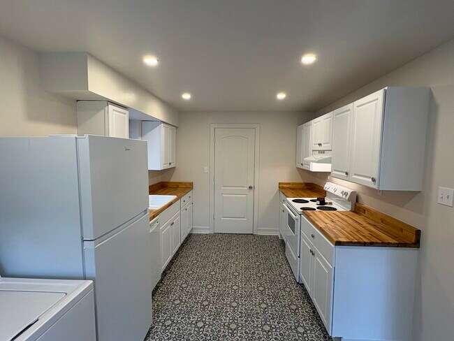 Building Photo - 6035 Oakwood Ave