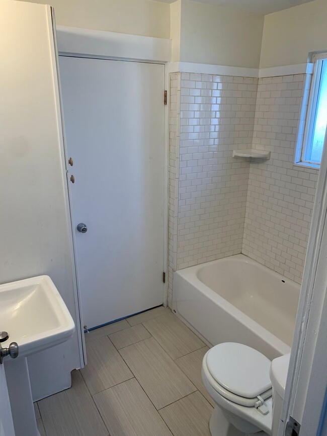 Building Photo - Welcome home to this Charming 2 bedroom ho...