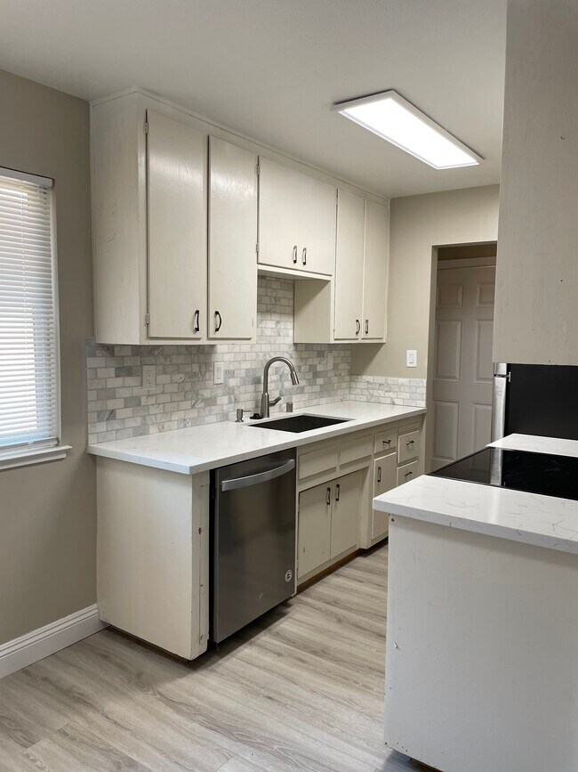 Building Photo - 908 Dornajo Way