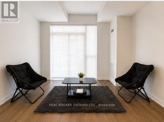 Photo du bâtiment - 2300 St Clair Ave W