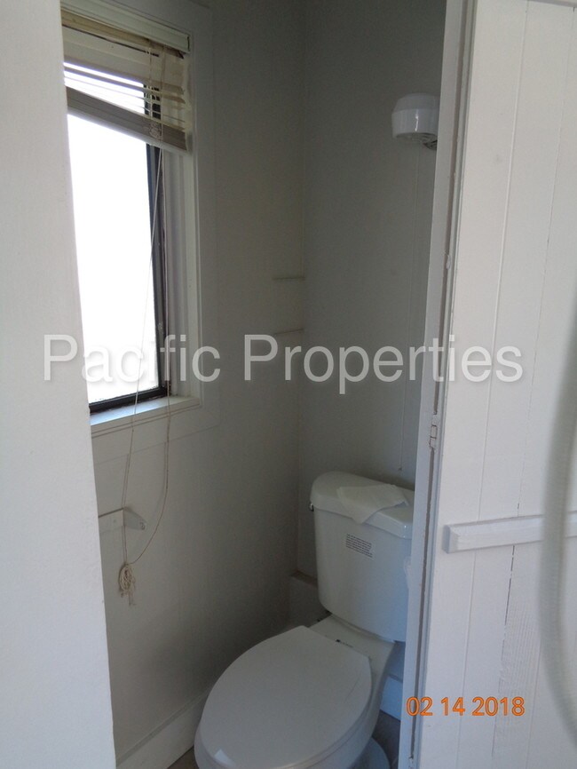 Building Photo - Fully Remodeled Studio Apartment