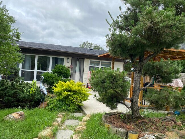 Building Photo - 1015 W Pioneer Dr