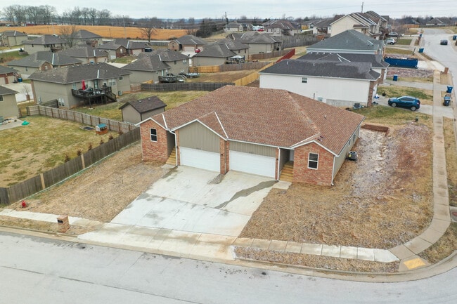 Building Photo - 807 E Windmill Dr