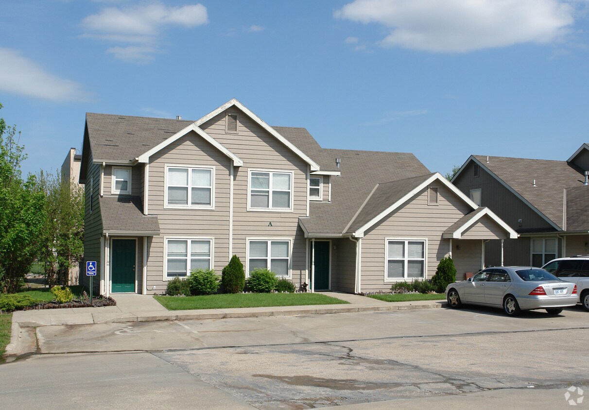 Primary Photo - 3 Three Plexes