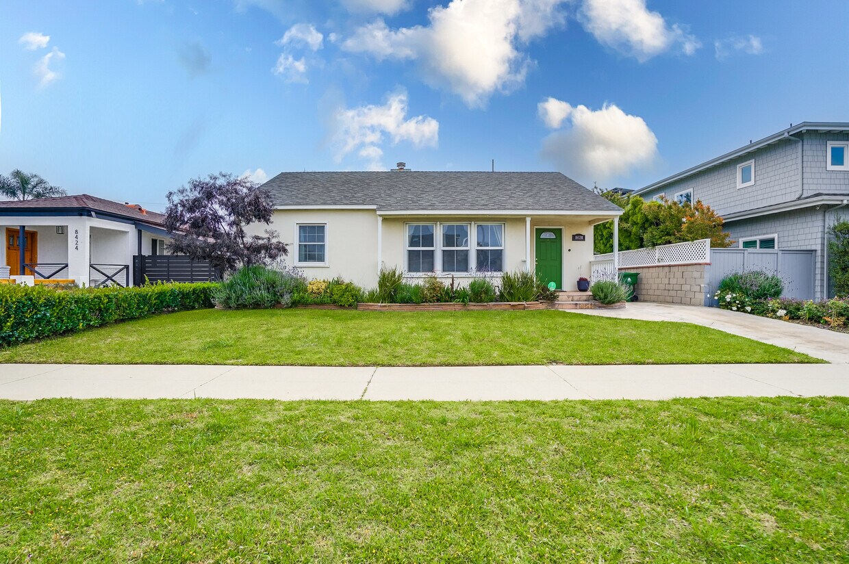 Foto principal - 8428 Holy Cross Pl