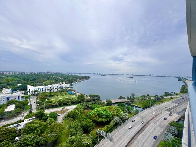Foto del edificio - 601 NE 36th St
