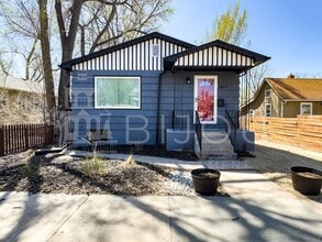 Building Photo - 1017 E Platte Ave