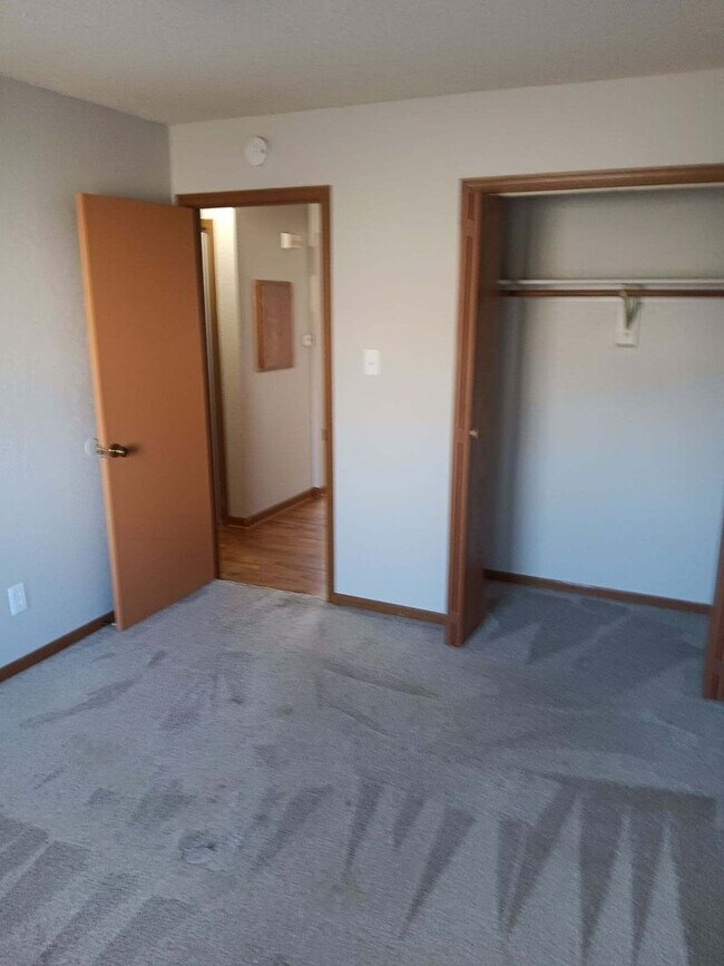 Foto del edificio - 850 Sq Ft, 2-bedroom, 1-Bath Apartment in 4-plex near 29th & Wannamaker.