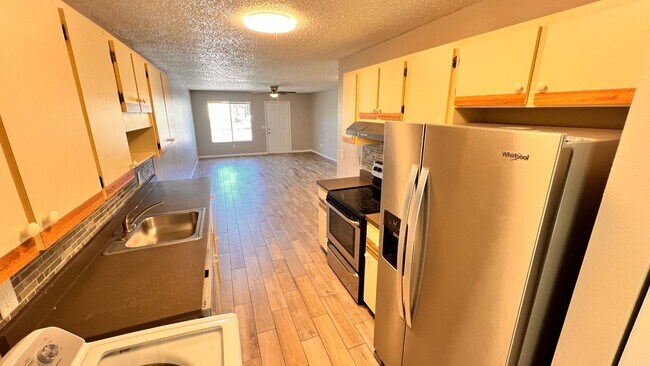 Foto del edificio - NEWLY RENOVATED 3 Bedroom/2 Bath Unit! Was...