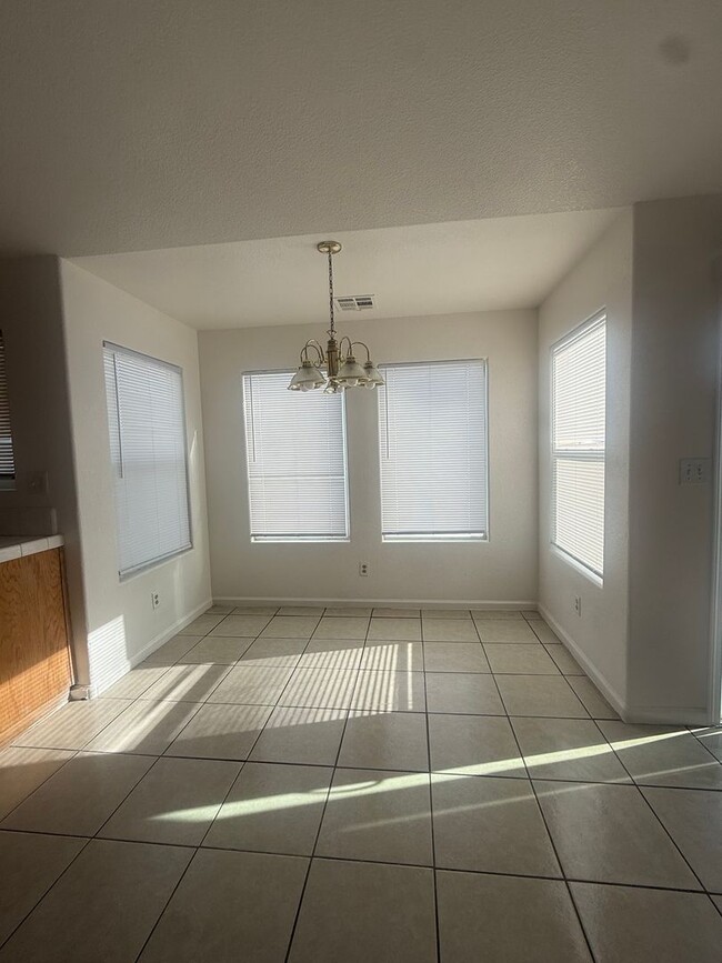 Building Photo - Move-in Ready!