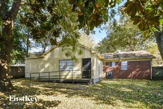 Building Photo - 2561 McArthur Dr