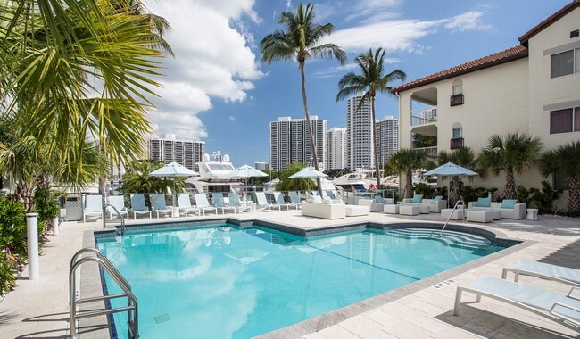 Enjoy outdoor swimming pool - Waterways Village