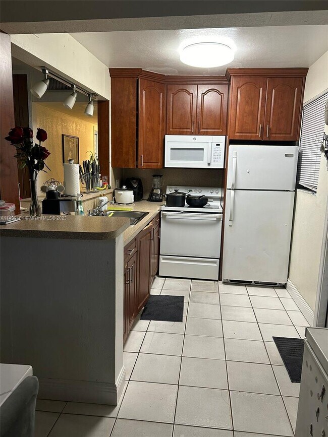 Building Photo - 4320 SW 107th Ave