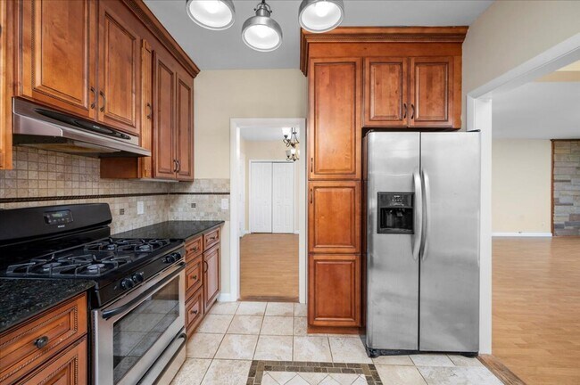 Foto del edificio - Elegant Multi-Level Brick Residence with Outdoor Oasis