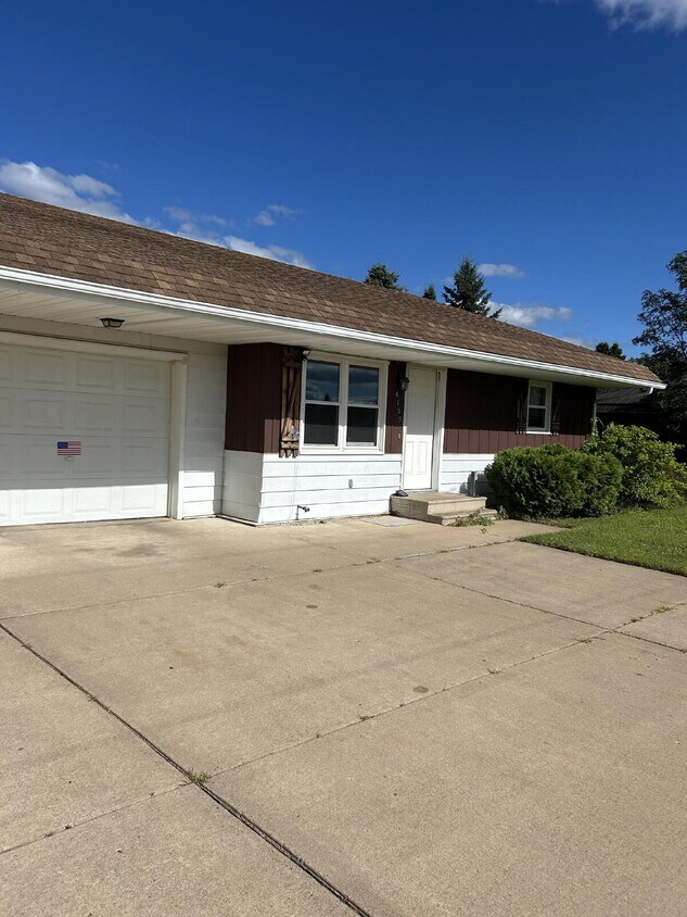 Primary Photo - 3 Bedroom Duplex with Attached Garage & La...