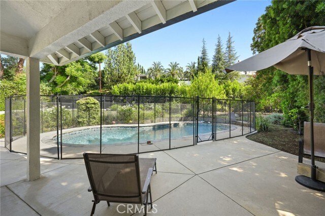 Building Photo - 18433 Tarzana Dr
